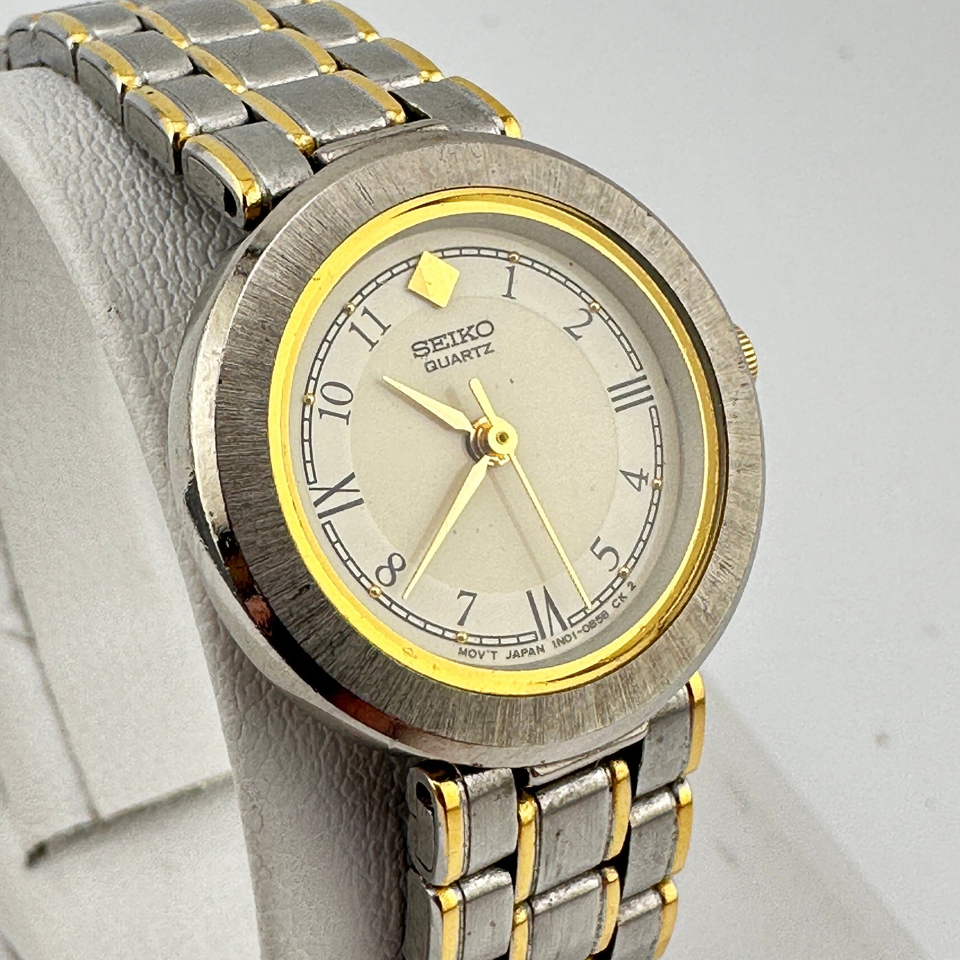 Vintage Seiko Two Tone White Dial Ladies 22mm Quartz Wristwatch c. Jan 1990