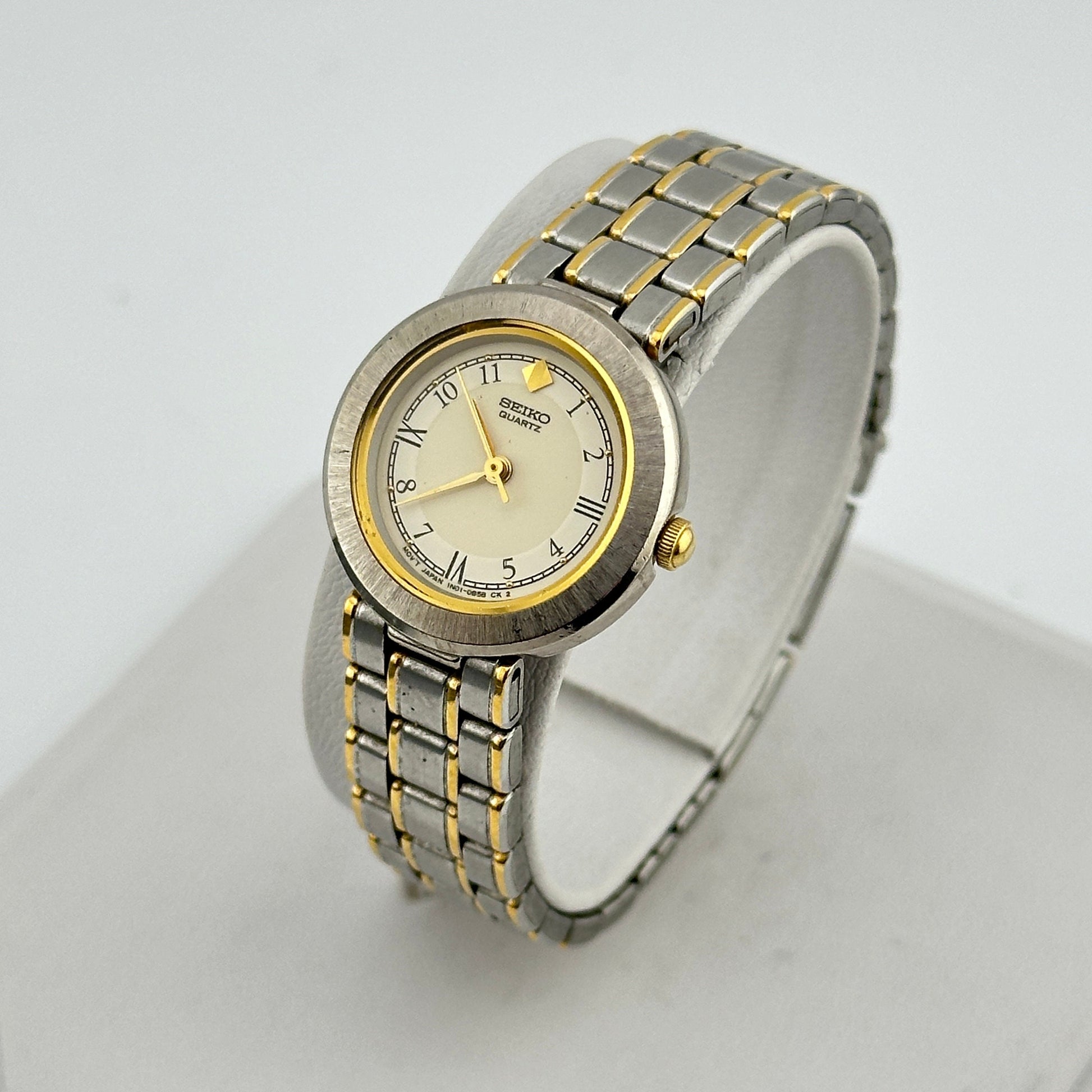 Vintage Seiko Two Tone White Dial Ladies 22mm Quartz Wristwatch c. Jan 1990