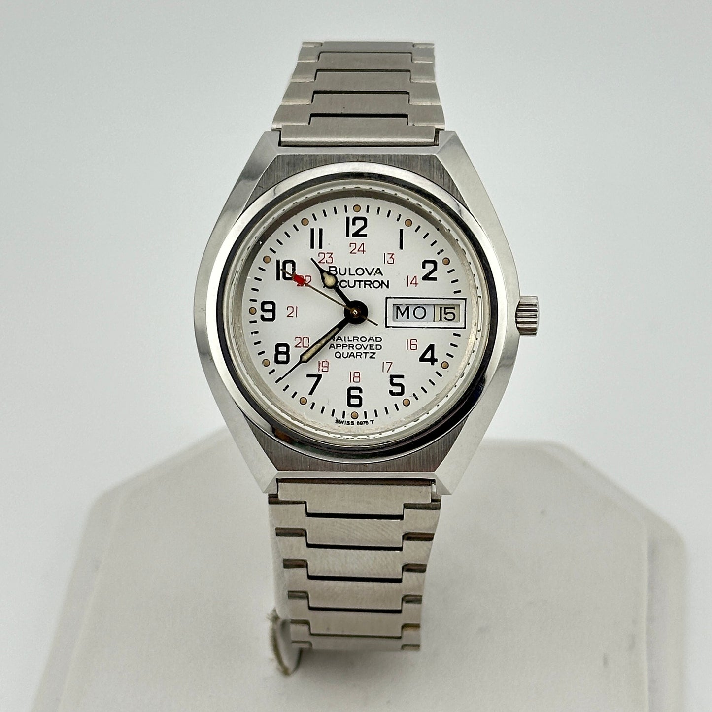 Vintage Bulova Accutron Railroad Approved Stainless Steel Day Date Quartz Mens 36mm Watch c.1980