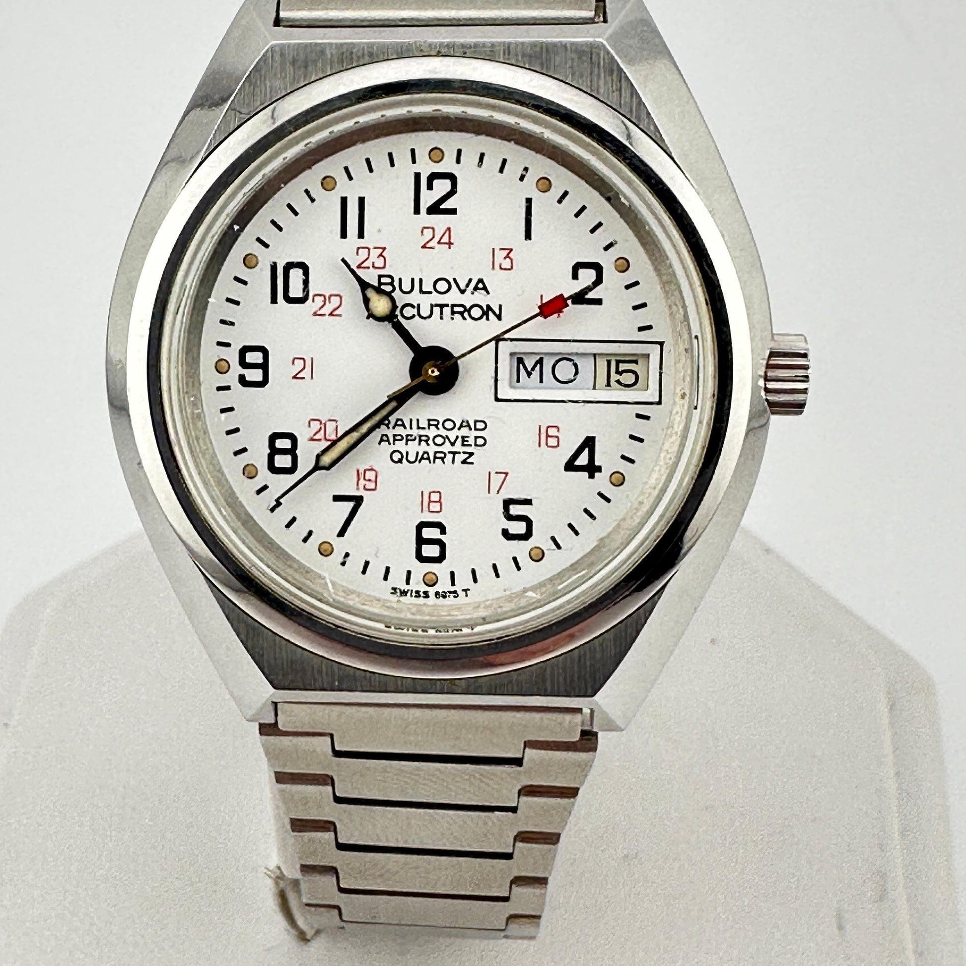 Vintage Bulova Accutron Railroad Approved Stainless Steel Day Date Quartz Mens 36mm Watch c.1980