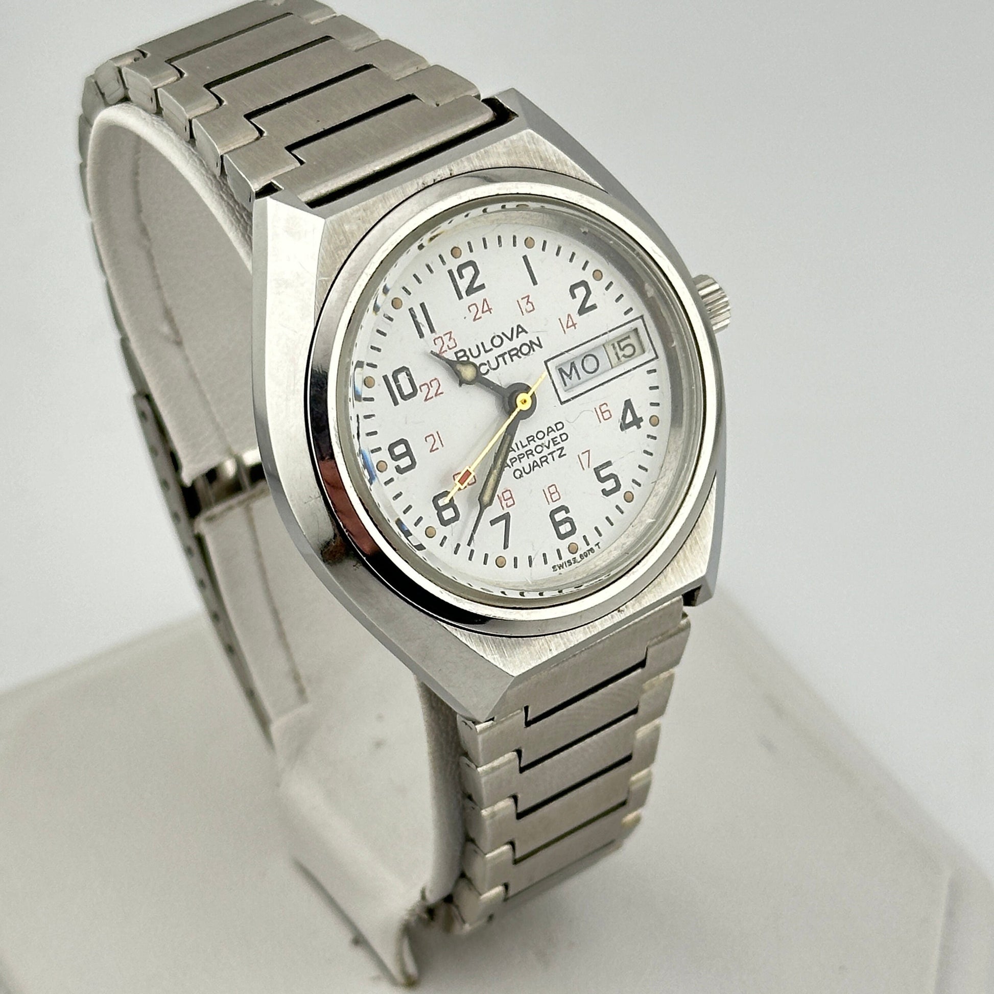 Vintage Bulova Accutron Railroad Approved Stainless Steel Day Date Quartz Mens 36mm Watch c.1980