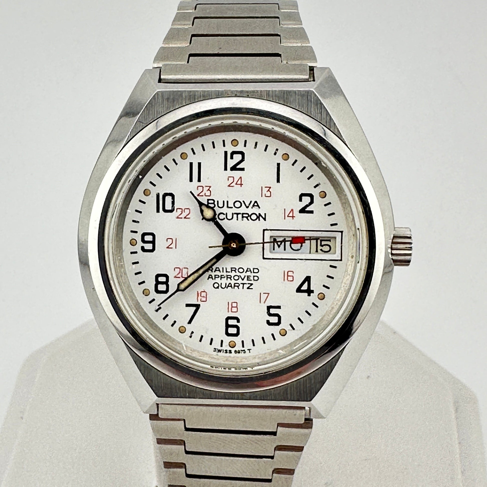 Vintage Bulova Accutron Railroad Approved Stainless Steel Day Date Quartz Mens 36mm Watch c.1980