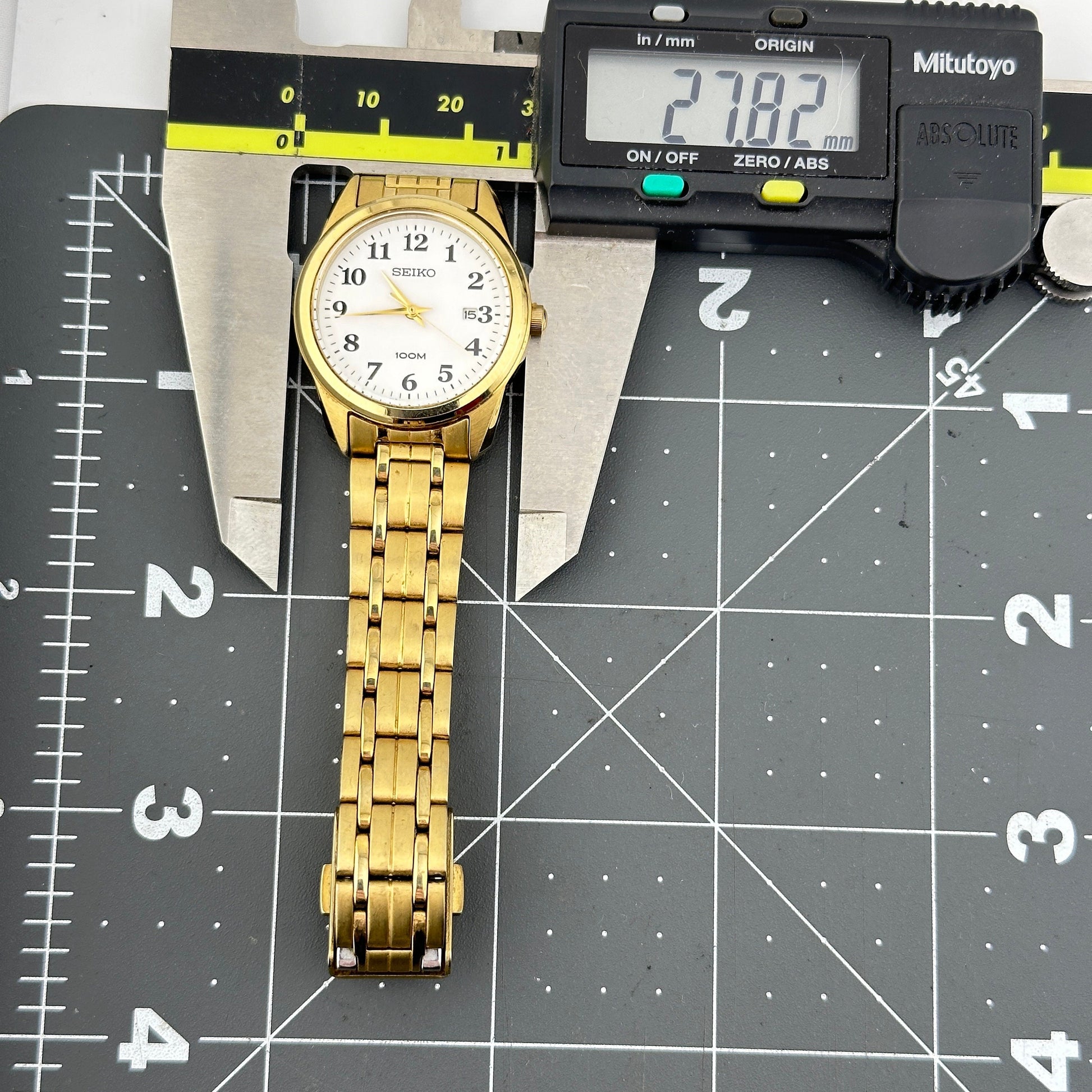 Seiko 100M Gold Tone White Dial Ladies 28mm Quartz Wristwatch c. March 2002