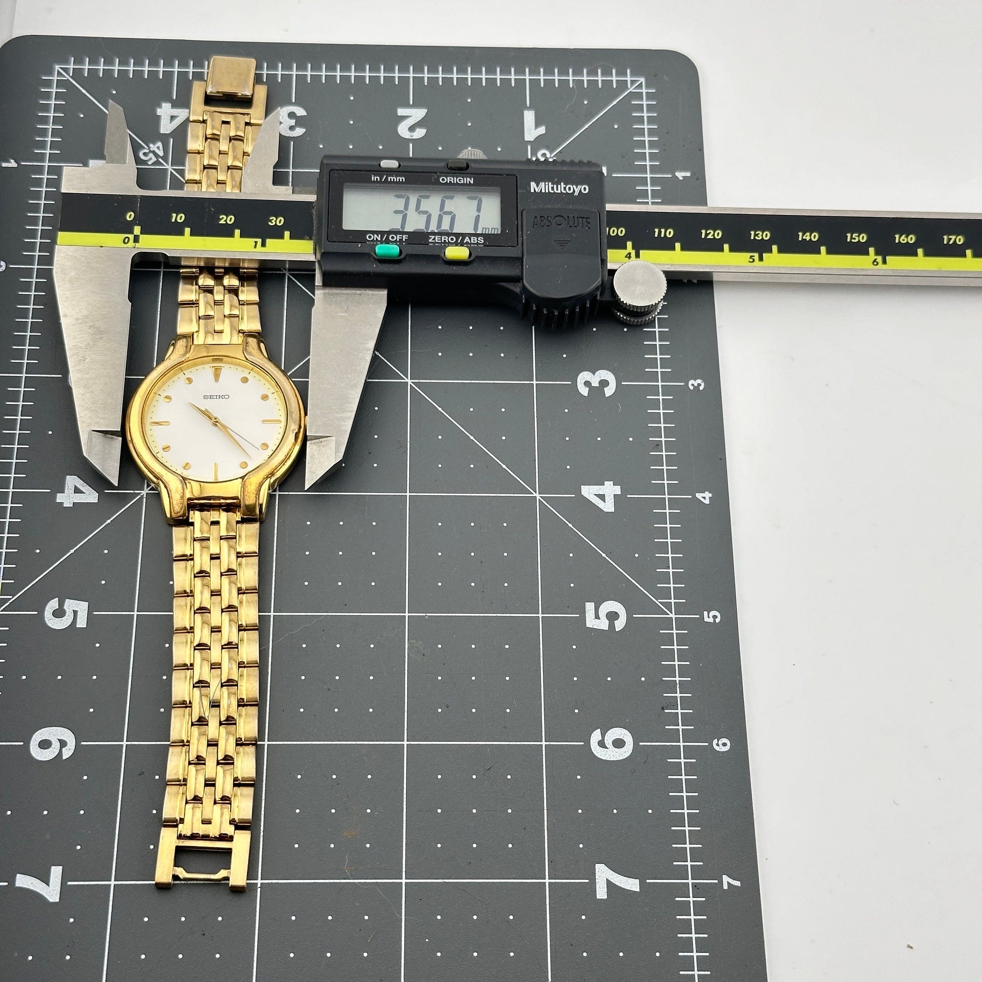 Vintage Seiko Gold Tone Day Date Midsized 35mm quartz Watch c. Aug 1996