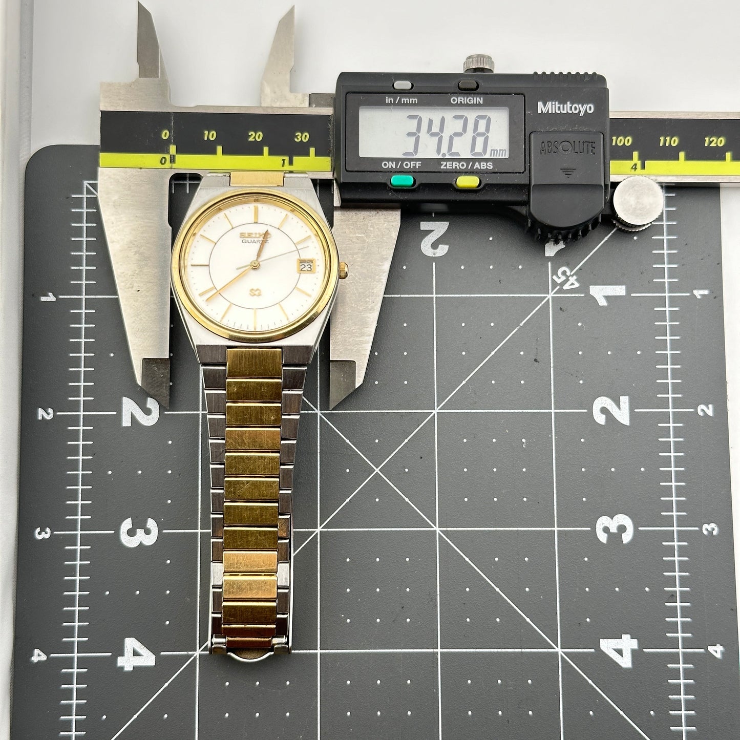 Vintage Seiko SQ Men’s 34mm Two tone Quartz Watch c. May 1981