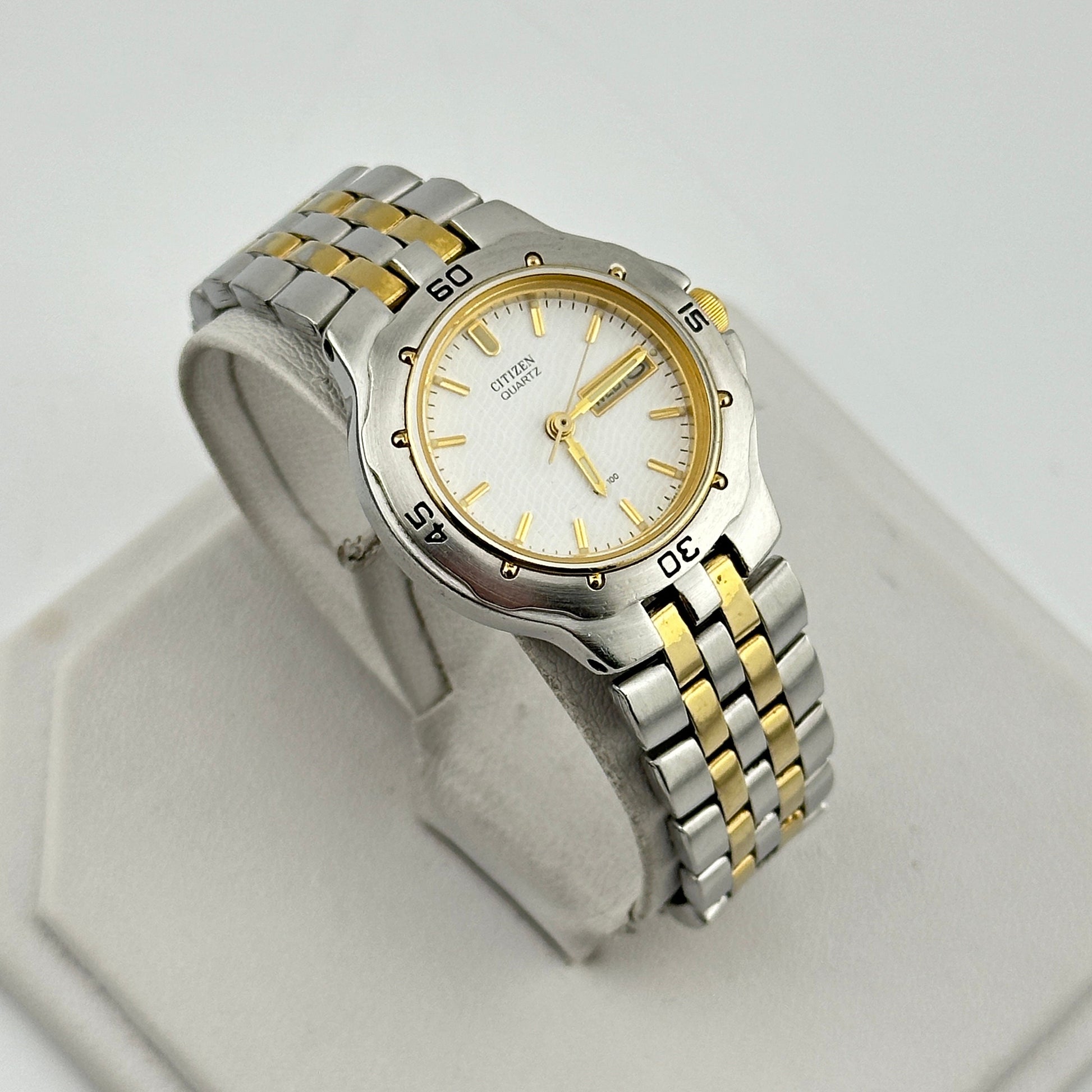 Vintage Citizen WR 100 Two Tone Ladies 28mm quartz Watch