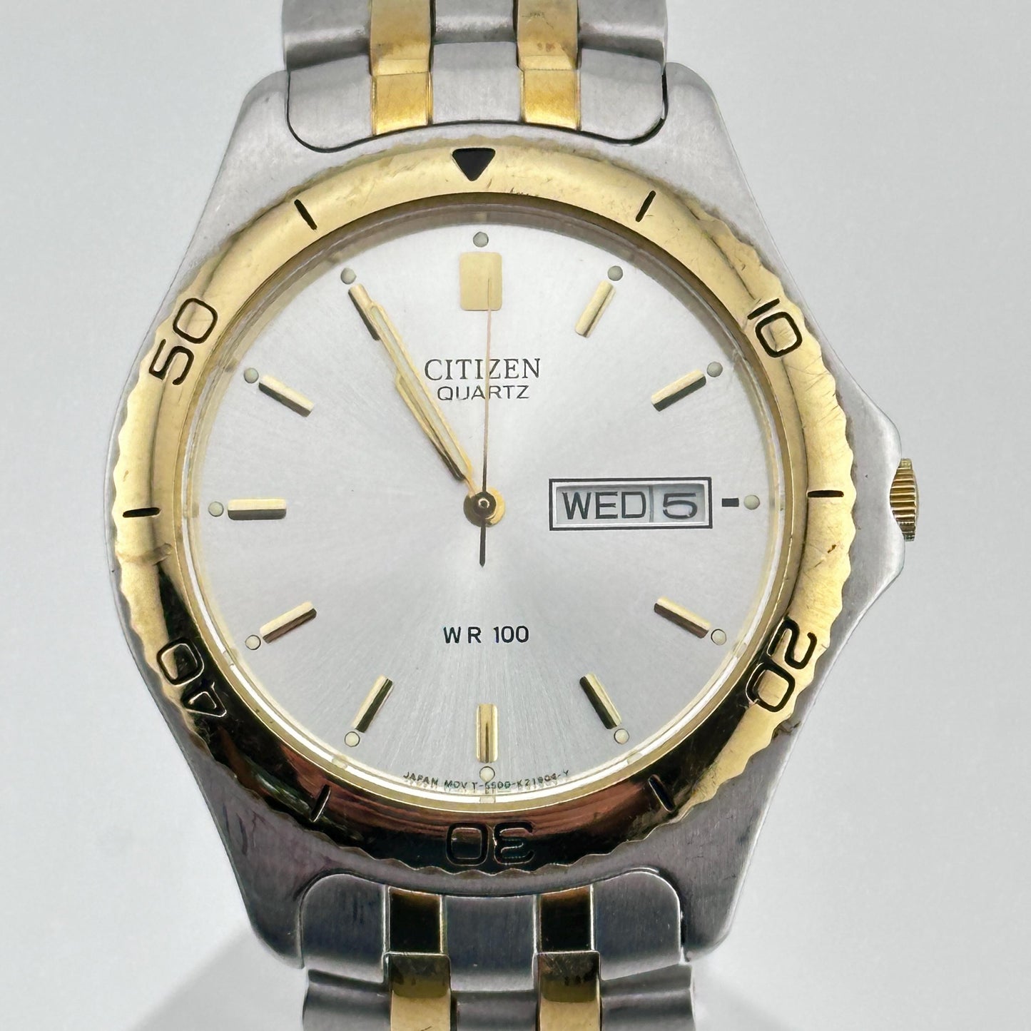 Vintage Citizen Two-tone with silver dial 38mm Mens quartz Watch c. Aug 1997