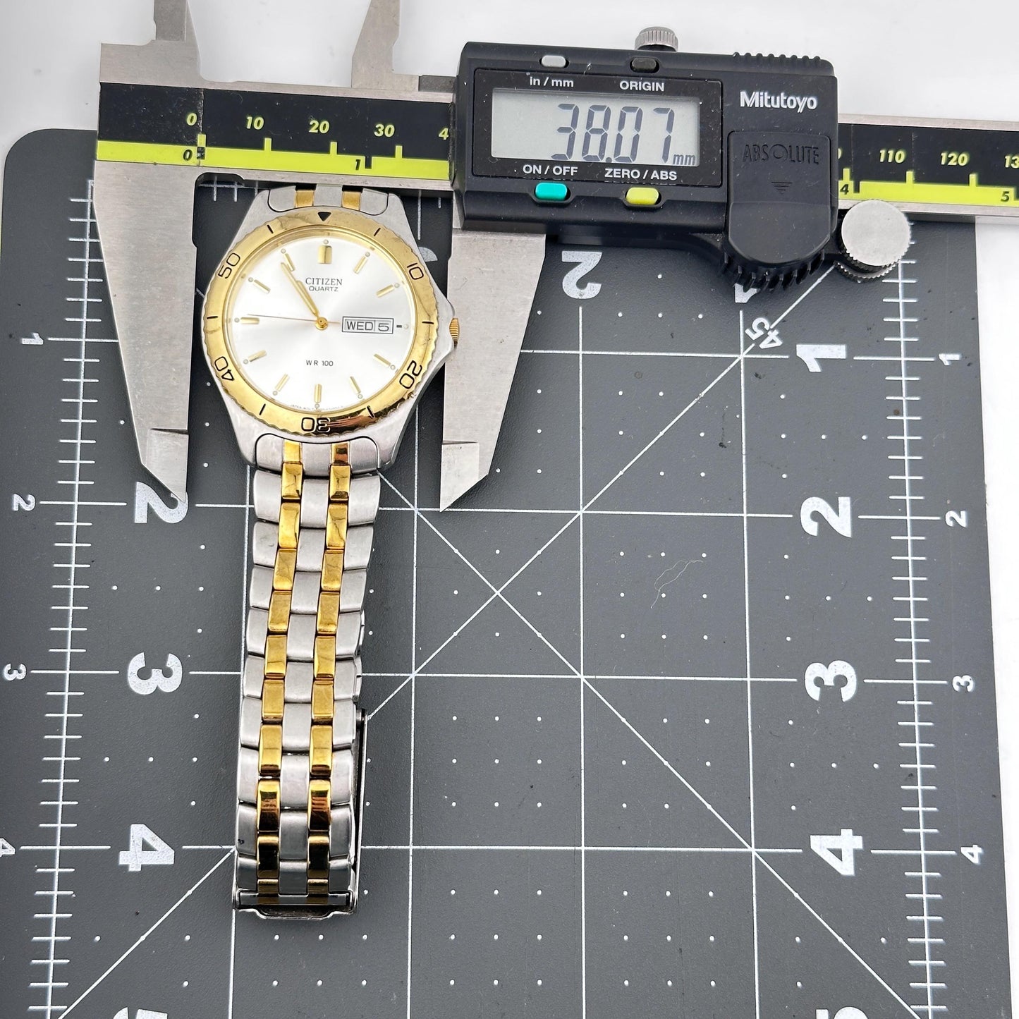 Vintage Citizen Two-tone with silver dial 38mm Mens quartz Watch c. Aug 1997