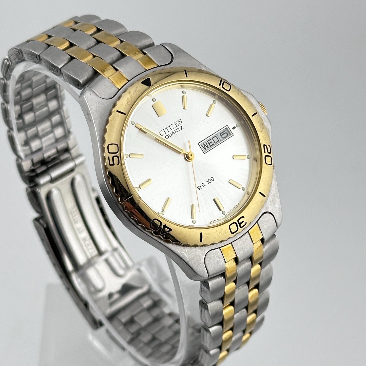 Vintage Citizen Two-tone with silver dial 38mm Mens quartz Watch c. Aug 1997