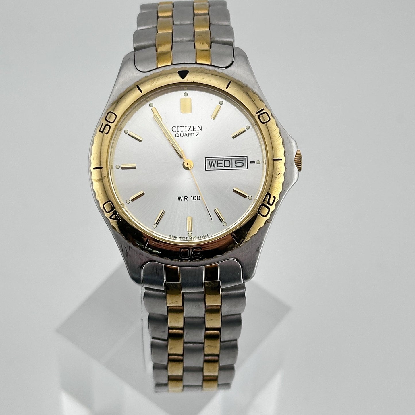 Vintage Citizen Two-tone with silver dial 38mm Mens quartz Watch c. Aug 1997