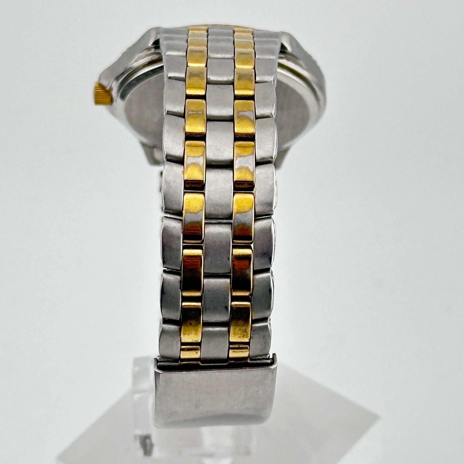 Vintage Citizen Two-tone with silver dial 38mm Mens quartz Watch c. Aug 1997