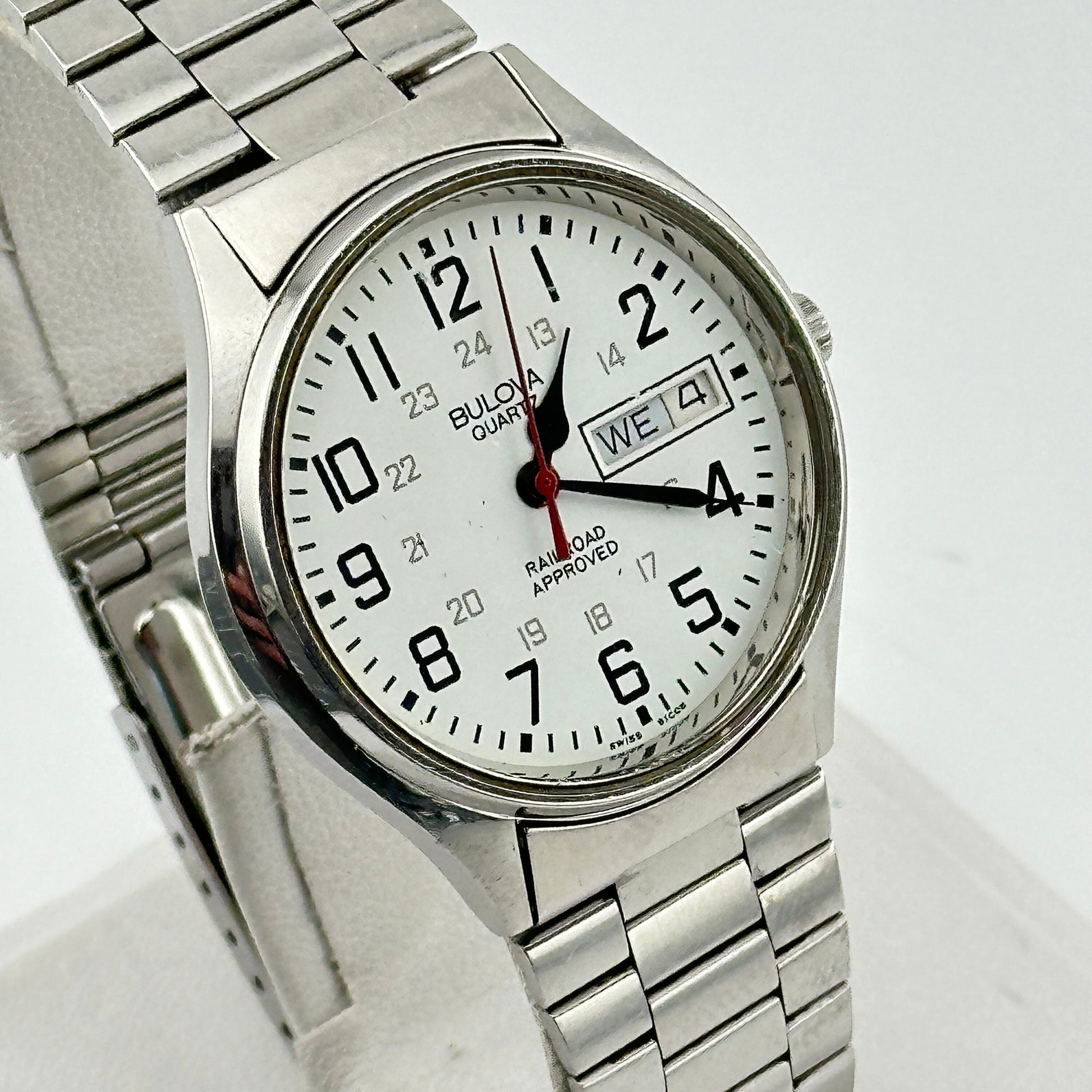 Vintage Bulova Accutron Railroad Approved Stainless Steel Day Date Quartz Mens 36mm Watch c.1983