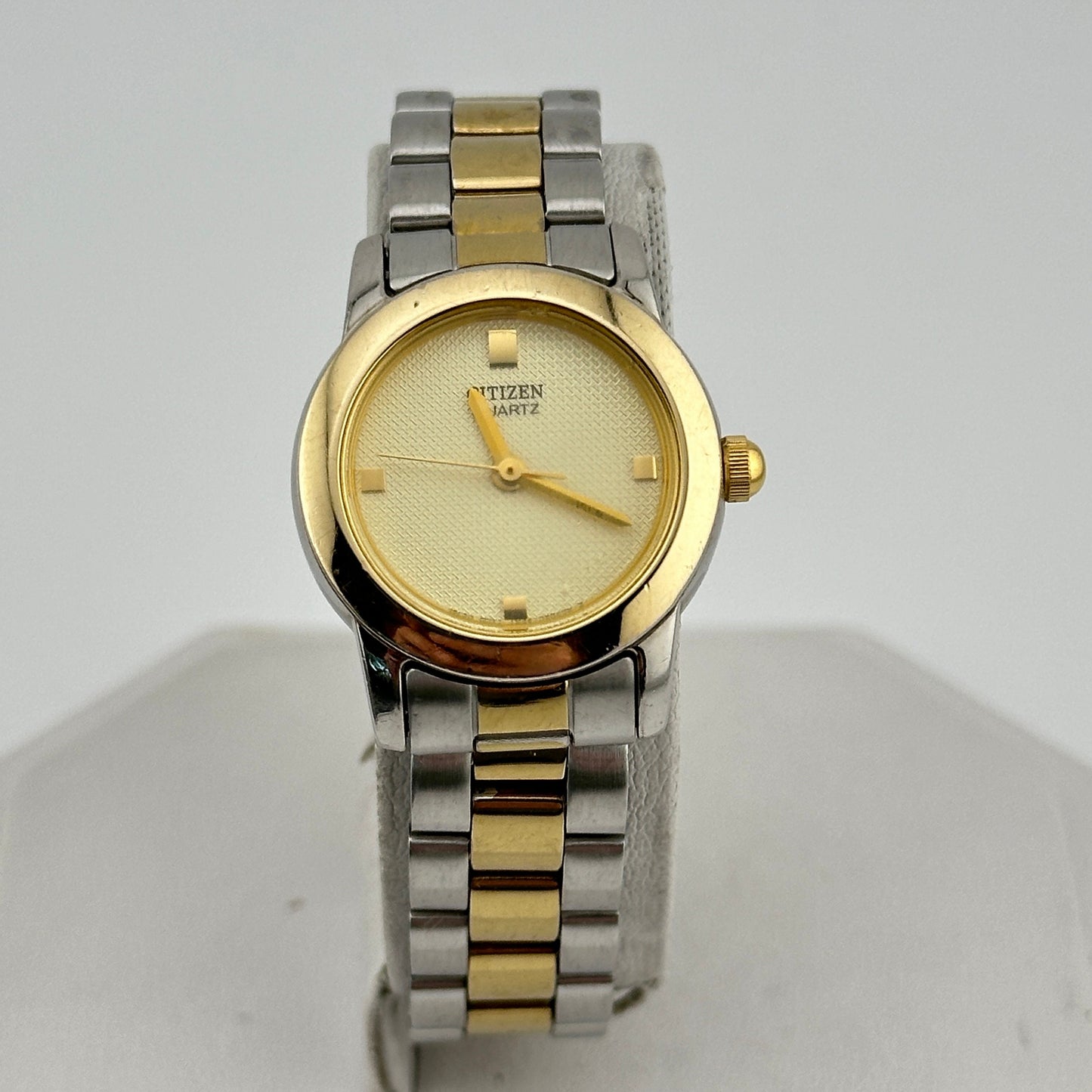 Vintage Citizen Gold Tone Ladies 23mm quartz Watch c. Jan. 2000