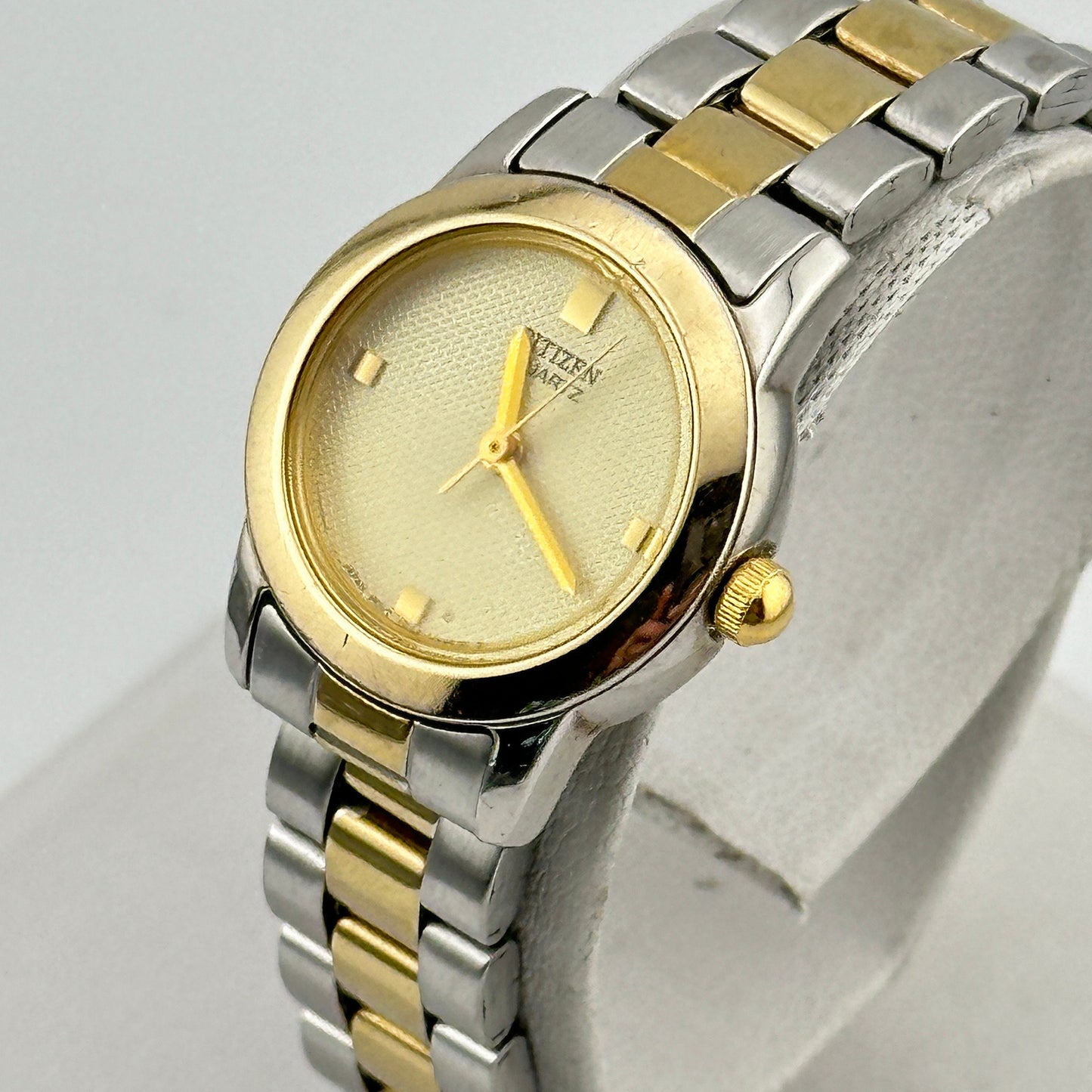 Vintage Citizen Gold Tone Ladies 23mm quartz Watch c. Jan. 2000