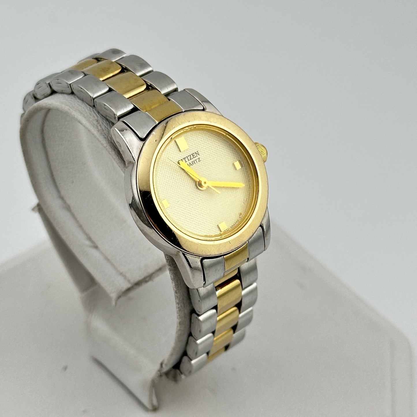 Vintage Citizen Gold Tone Ladies 23mm quartz Watch c. Jan. 2000